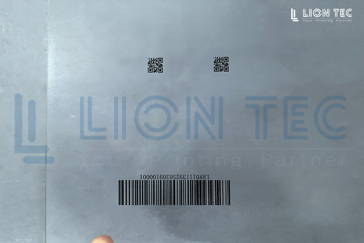 解决玻璃表面喷印难题：UV喷码机打造清晰识别的条形码与二维码